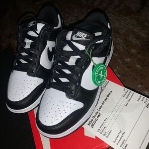 Nike dunks size 5 in women.